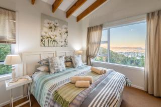 The League - 6 sleeper, lagoon views, walk to town - 1