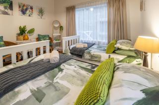 The League - 6 sleeper, lagoon views, walk to town - 2