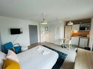 We Live In R - Suite 401 - 0