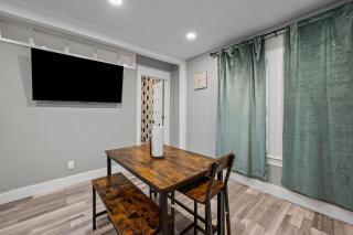 Cozy & Chic Apt King Bed -Free Parking - 2