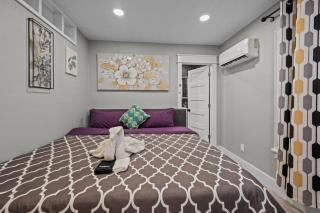 Cozy & Chic Apt King Bed -Free Parking - 1