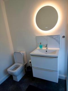 Stylish Double Room - Shared Bathroom - No Kitchen - Nottingham - 3