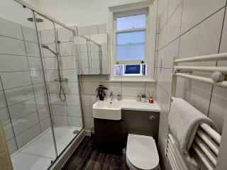 Prime Location - Modern 1BR in Canterbury Centre - Canterbury - 4
