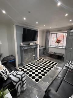 2 bed house sleeps 4-5 - 8