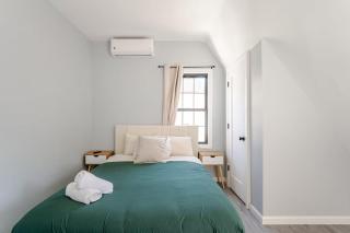Modern 3 Bed House in Black Rock - 4