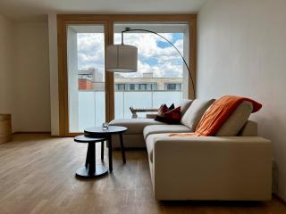 Elegant Prague Flat with Balcony, Workspace, Garage - Prague - 3