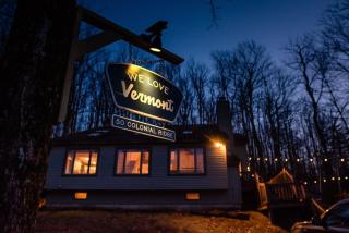Wine Moose w Hot tub Fireplace Sauna 9min to Mt Snow - 1