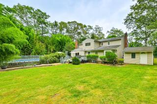 Tranquil and Pet-Friendly Estate on Long Island! - Hauppauge - 8