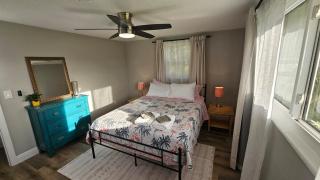 NEW Tropical Retreat, 3 Miles to Manasota Key, Cozy Patio, Firepit, Wi-Fi, AC - 4