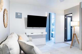 AQUA Villas Del Mar Apt 3 - 2BR Steps to Beach, Dining & FUN! - 4