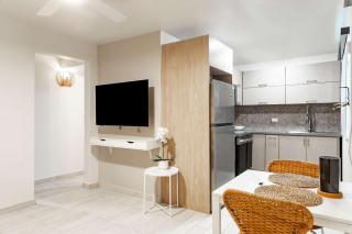 AQUA Villas Del Mar Bldg 1 - 8 BR Seaside Retreat Steps from Shore & Dining - 2