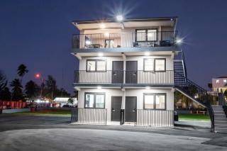 Fully Renovated Beachside with Oceanview 1 Bedroom Unit 8 - 9
