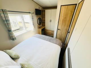 2 Bedroom Caravan FF17, Fairway, Sandown, Isle of Wight - - 4
