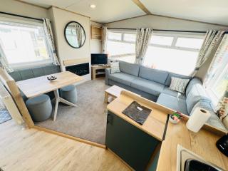 2 Bedroom Caravan FF17, Fairway, Sandown, Isle of Wight - - 9