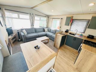 2 Bedroom Caravan FF17, Fairway, Sandown, Isle of Wight - - 5