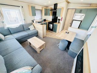 2 Bedroom Caravan FF17, Fairway, Sandown, Isle of Wight - - 1