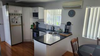Relaxed Bayside Living Sleeps 4 - 5