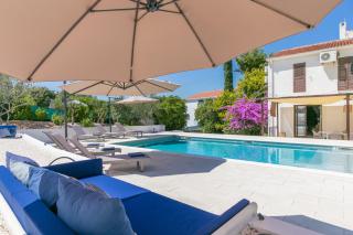 Seaside family friendly house with a swimming pool Arbanija, Ciovo - 24430 - 2