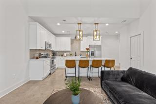 Voodoo House KING Bed Garage Fast WiFi 65 Tv - 7