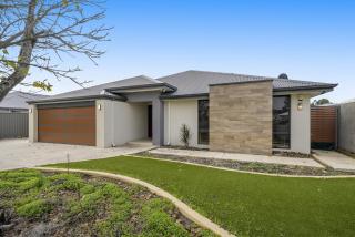 Spacious 4-Bed House with Outdoor Area - 0