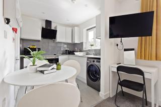 Apartment - Sleeps 5 & Free Parking - 0