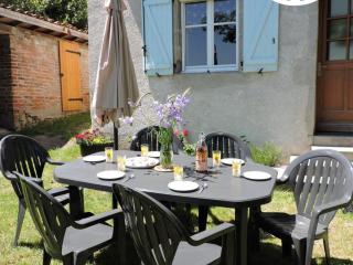 Charmant Gîte avec Jardin Privatif, Proche Montbrison, Équipé Moderne et Confort Total - FR-1-496-117 - 2