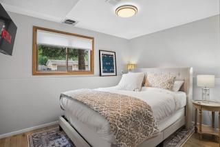 2 Kings 2 Queens, comfy, big fenced yard - Mounds View - 5