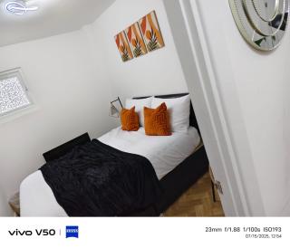 Elite Service Accommodation 5min to Tram, direct to Manchester, 5 min drive to High Street & M60 J17 - Mánchester - 0