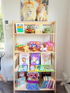 Renovated Entire 2BR Flat, Comfort, Scenic Views, Free Parking & 10 min to Ferry - 2