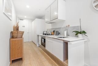 Brighton 1-Bed Apartment with Balcony & Parking - 3