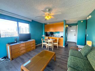 Royal Kuhio 1705 - Spacious Corner Unit with Stunning Mountain Views in the Heart of Waikiki! - Honolulu - 1