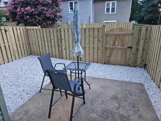 Solo travelers and couple - 3