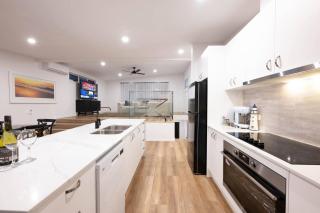 Oceania Vista - Modern Retreat near San Remo Beach - 2