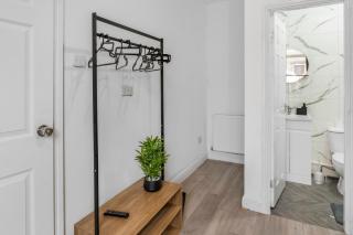 Unique 3 Bedrooms, 3 Ensuite, FREE WiFi, Private Parking - 3