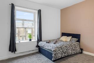 Unique 3 Bedrooms, 3 Ensuite, FREE WiFi, Private Parking - 8