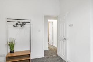 Unique 3 Bedrooms, 3 Ensuite, FREE WiFi, Private Parking - - 3