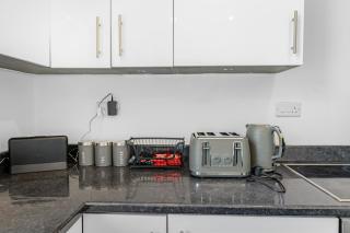 Unique 3 Bedrooms, 3 Ensuite, FREE WiFi, Private Parking - 2