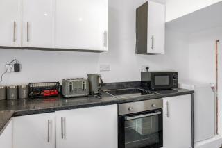 Unique 3 Bedrooms, 3 Ensuite, FREE WiFi, Private Parking - 4