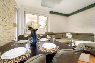 2-Bedroom Air-Conditioned Apartment with Balcony in Wroclaw by Noclegi Renters - Wroclaw - 2