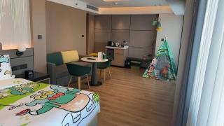 Holiday Inn Shanghai Nanjing Road by IHG - 8