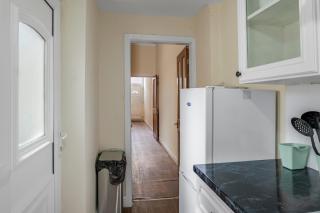 Relax in Comfort 3BR Home for 6 with Full Kitchen, Lounge, Large Bath - 4