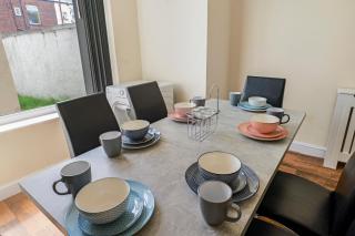 Relax in Comfort 3BR Home for 6 with Full Kitchen, Lounge, Large Bath - 3