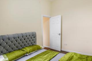 Relax in Comfort 3BR Home for 6 with Full Kitchen, Lounge, Large Bath - 9