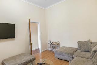 Relax in Comfort 3BR Home for 6 with Full Kitchen, Lounge, Large Bath - 1