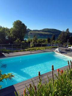 L'EMERAUDE suite lake view swimming pool beach 10 min walk away - Bilieu - 9