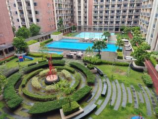 Free Pool Access near MOA 318 - 0