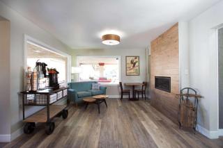 Econo Lodge Inn & Suites - 3