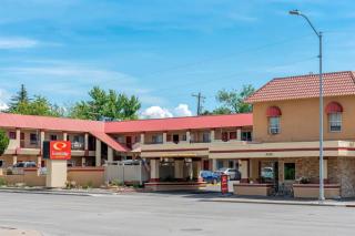 Econo Lodge Inn & Suites - 2