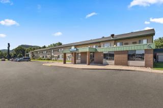Days Inn by Wyndham Winona - 8