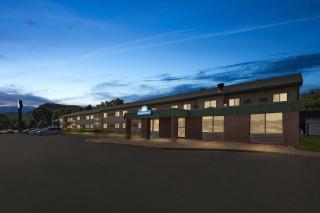 Days Inn by Wyndham Winona - 3
